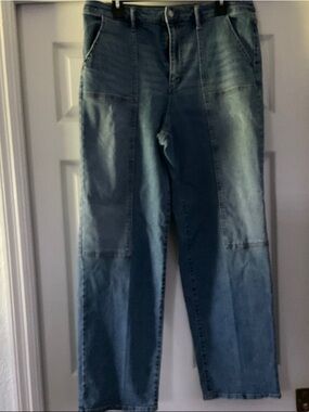 Women's Straight Leg Jeans in Blue Wash